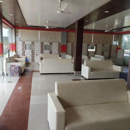 Oyo 82476 Royal Garden กาเซียบัด ภายนอก รูปภาพ